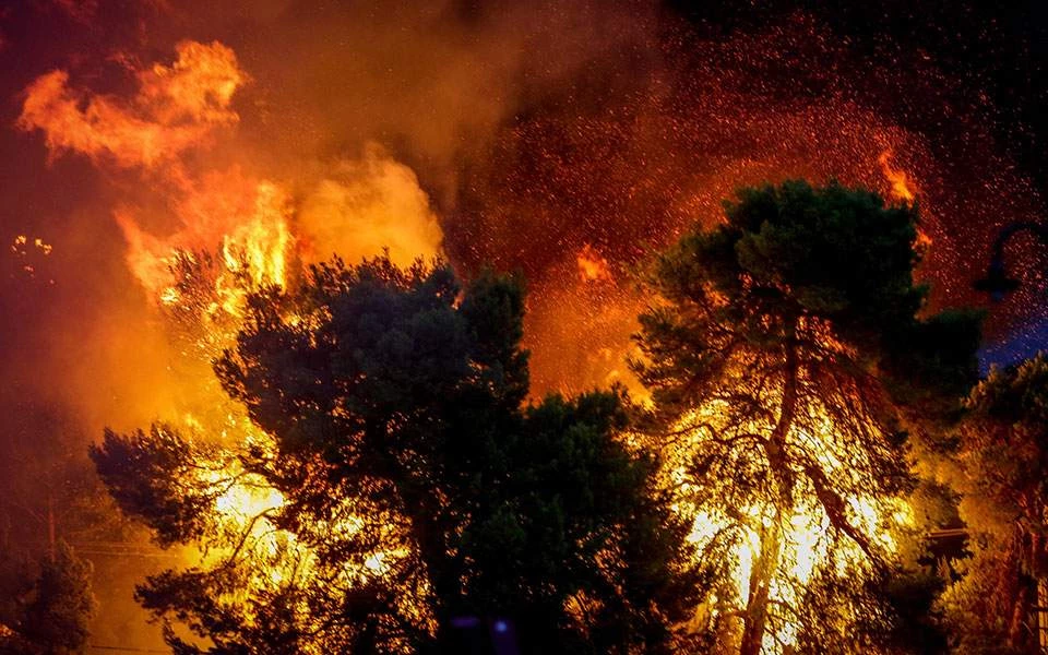 Βίντεο-ντοκουμέντο: Διάσωση ανθρώπων που βρέθηκαν στη θάλασσα για να σωθούν από τις φλόγες